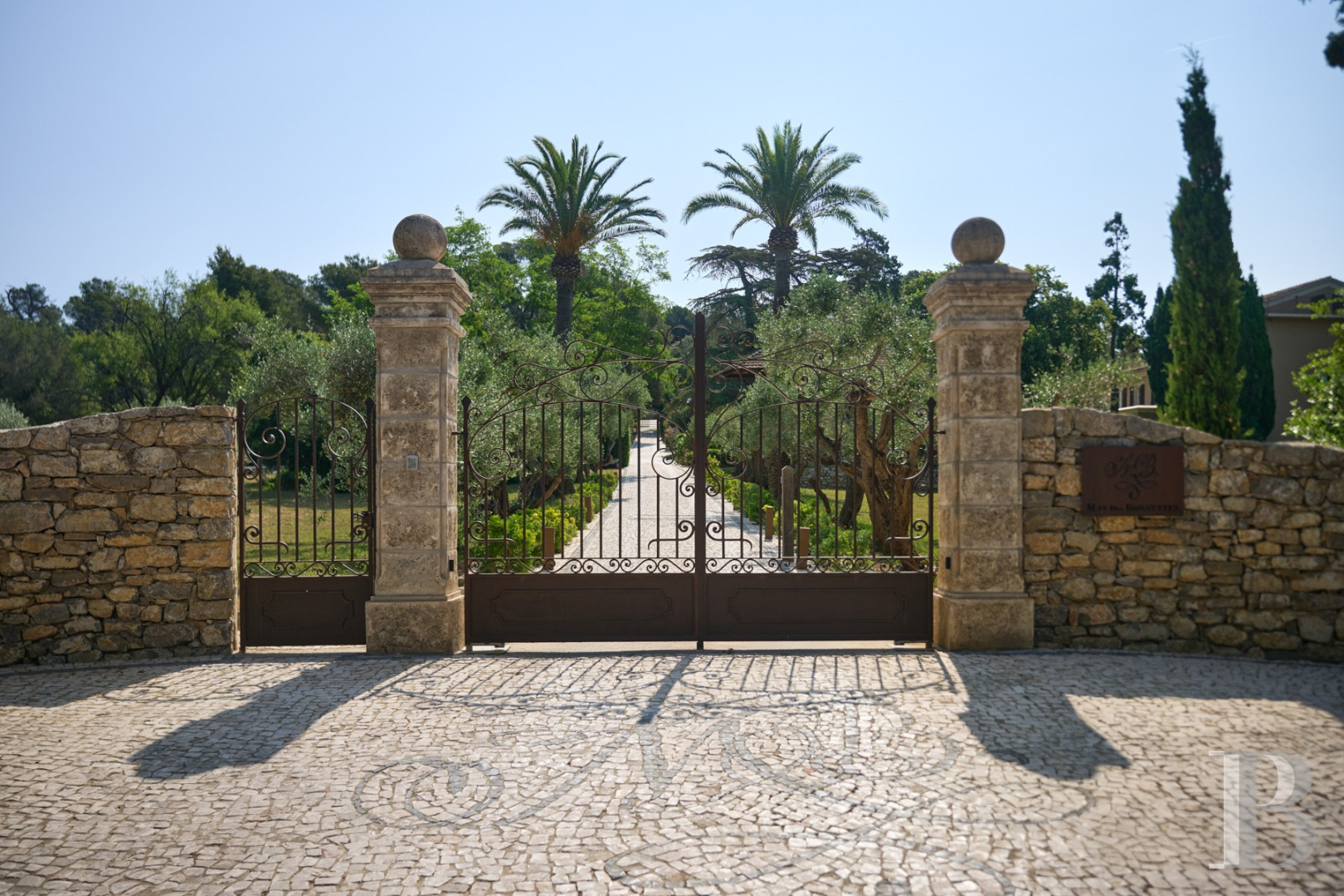 A renovated farmhouse surrounded by extensive grounds leading down to the sea, between Toulon and Hyères on the Var coast - photo  n°2